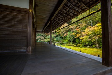 京都の観光名所南禅寺の紅葉風景