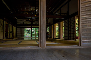 京都の観光名所南禅寺の紅葉風景