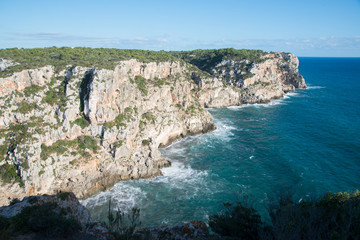 Fototapeta na wymiar Côte rocheuse sur le littoral près de Son Bou, station balnéaire à Alaior, Minorque, îles Baléares