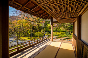 京都の観光名所天龍寺の紅葉風景