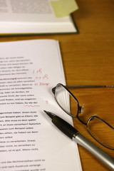 Manuskript, Lektorat, Korrektorat, proofreading paper on table