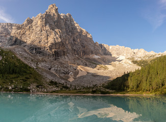 Górskie jezioro Sorapis. Krajobrazy grupy skalnej Sorapis w Dolomitach.  Turystyka górska we włoskich Alpach.