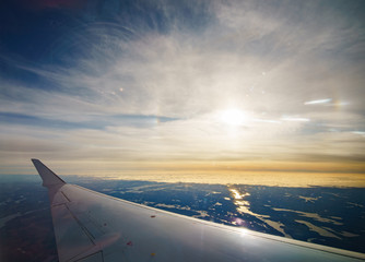 Fototapeta na wymiar Blick aus dem Flugzeugfenster in der Passagier-Kabine