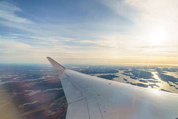 Obraz premium Blick aus dem Flugzeugfenster in der Passagier-Kabine