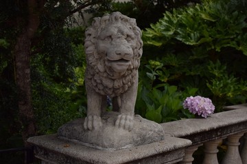 Obraz premium statue of a lion garden