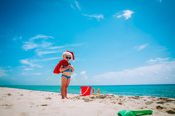 Obraz na płótnie Canvas cute little girl celebrating christmas on tropical beach