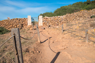 Portail sur le cami de cavalls, chemin de randonnée le long de la côte de Minorque, île Baléares