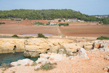 Punta d&rsquo;At&agrave;litx, c&ocirc;te rocheuse sur le littoral pr&egrave;s de Son Bou, station baln&eacute;aire &agrave; Alaior, Minorque, &icirc;les Bal&eacute;ares