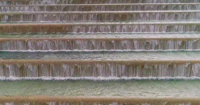 Cascadas de agua en escalera  vista frontal desde dron