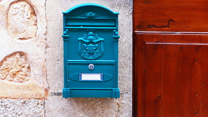 altertümlicher Briefkasten an einer Hauswand
