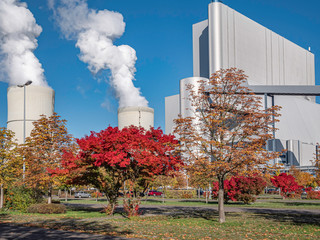 Kraftwerk im Herbst