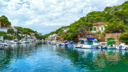 Fototapeta na wymiar der hafen von cala santanyi auf Mallorca, jachthafen auf Mallorca