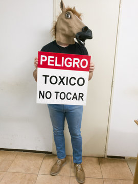 caballo con cartel peligro 
