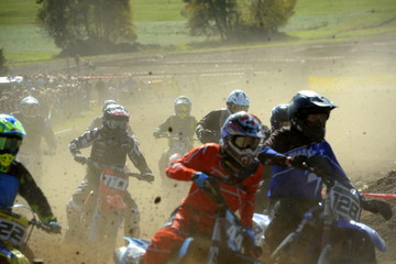 Staubwolke. Start beim Motocrossrennen