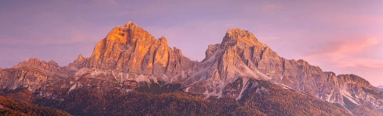 Photo sur Plexiglas Dolomites Le Tofane sommet des Dolomites au lever du soleil , Italie .
