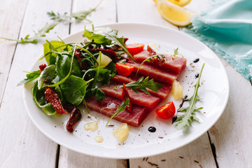 Raw tuna with arugula