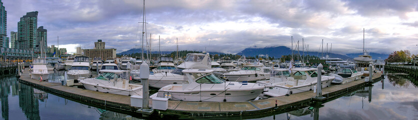 Fototapeta premium Panoramic view of a marina in Vancouver