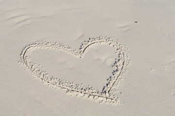 romantisches Herz in Sand gemalt