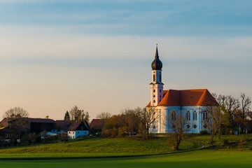 Wallfahrtskirche Vilgertshofen im herbstlichen Abendlicht