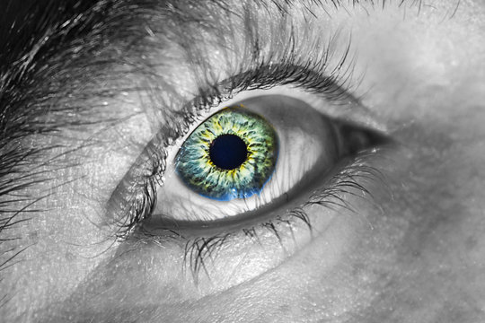 Foto de un ojo, contraste entre Iris de color y blaco y negro.