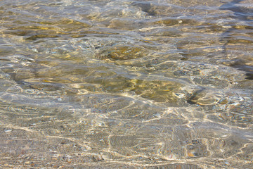 Leichte Wasserwellen am Strand auf insel Kreta.