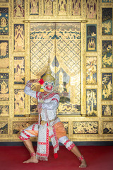 Obraz premium Thai pantomime dance scene Hanuman is standing with the weapons in ready position.