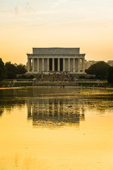 Obraz premium Evening image of the Lincoln Memorial with the reflecting pool