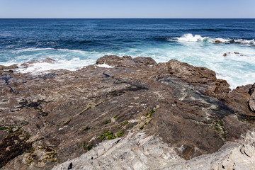 Fototapeta na wymiar Rebentação das ondas do oceano no rochedo da costa.