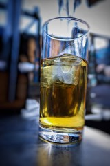 Ginger Ale mit Eiswürfeln im Gals