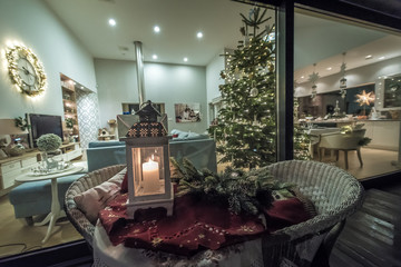 Duży nowoczesny dom pięknie przystrojony na święta Bożego Narodzenia