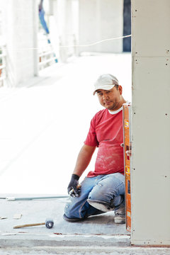 Bricklayer holding level