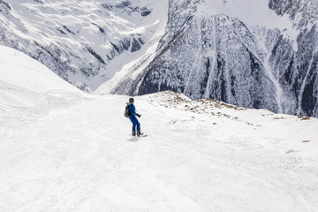 Fototapeta na wymiar Snowboarder girl on the high mountains.