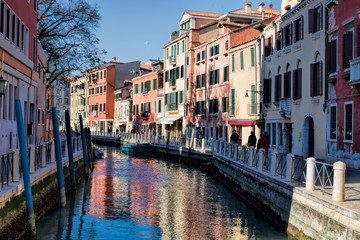 Fototapeta na wymiar idyllischer kanal im stadtteil dorsoduro in venedig, italien