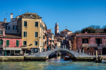 canal grande mit kleinem kanal und brücke in venedig, italien