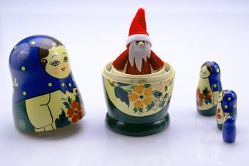 In einer geöffneten Matroschka steckt ein Weihnachtsmann als Überraschung isoliert auf weißem Hintergrund