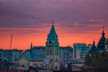 Obraz premium Church on a background of a beautiful sunrise