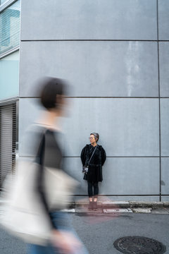 屋外で佇む女性のポートレート