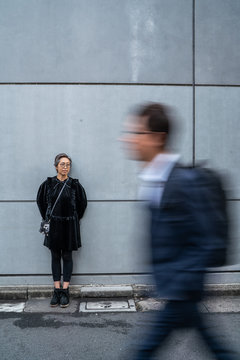 屋外で佇む女性のポートレート