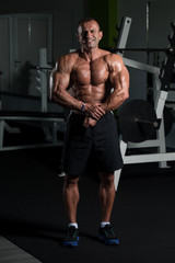 Plakat Mature Bodybuilder Standing In The Gym
