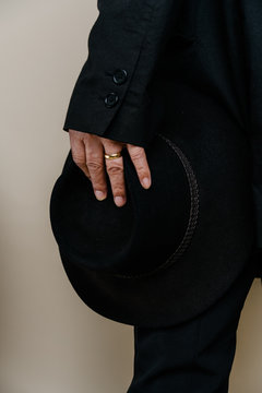 帽子を持った男性の後ろ姿 (ディテイル)