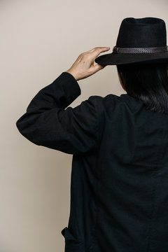 帽子を被った男性の後ろ姿