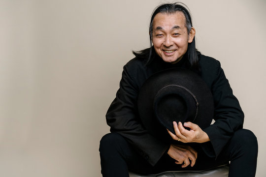 帽子を持ったシニア男性のポートレート