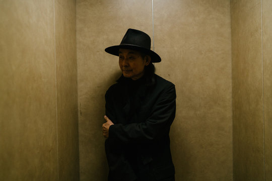 帽子を被り、立っている男性のポートレート