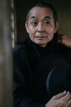 影になっているシニア男性のポートレート