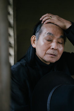 影になっているシニア男性のポートレート