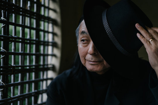 影になっているシニア男性のポートレート