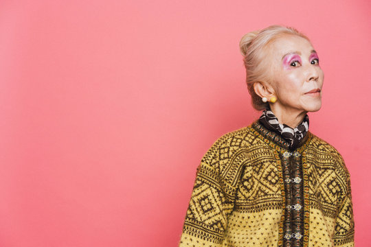 柄模様のセーターを着たシニア女性のポートレート