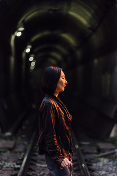 線路を渡っている、杖を持った女性のポートレート