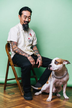 スタジオ内の男性と犬のポートレート