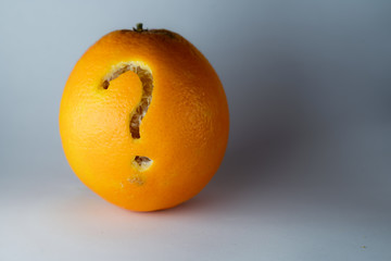 Fragezeichen ? einer Schriftart in die Schale frischer Orangen geschnitzt